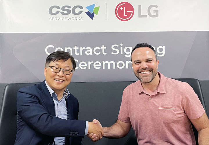 [서울=뉴시스]LG전자는 최근 북미 1위 세탁솔루션 기업 ‘CSC 서비스웍스(CSC Serviceworks)’와 상업용 세탁기 공급계약을 체결했다고 21일 밝혔다. 사진은 왼쪽부터 LG전자 미국법인 HS담당 김상용 전무, CSC 로드리고 카스텔라노스(Rodrigo Castellanos) CEO. (사진=LG전자 제공) photo@newsis.com *재판매 및 DB 금지