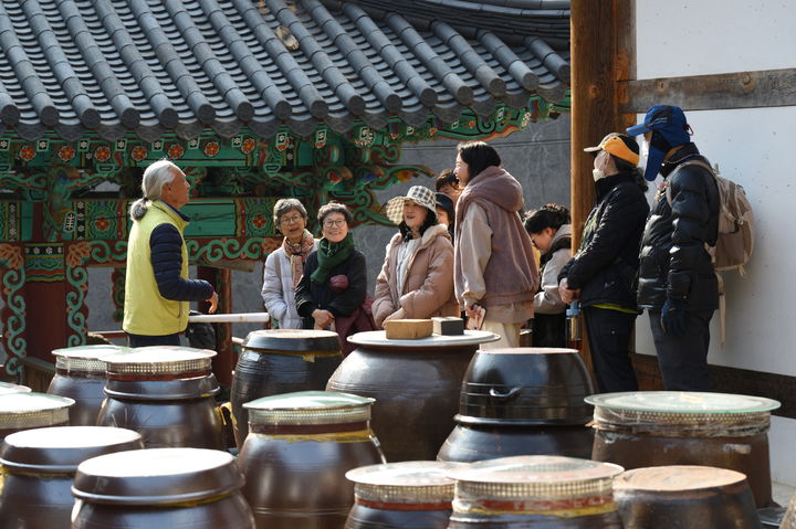 [청양=뉴시스] 조명휘 기자 = 청양군 '성지혜윰길' 시범사업 프로그램에 참여한 관광객들이 비건 쿠킹클래스를 듣고 있다. (사진= 청양군 제공) 2025.05.21. photo@newsis.com *재판매 및 DB 금지