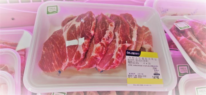 [세종=뉴시스] 저탄소 축산물 인증 돼지고기 제품. (사진=축산물품질평가원 제공) *재판매 및 DB 금지