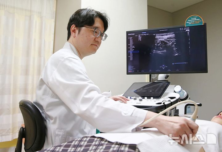[서울=뉴시스]서울아산병원 염증성장질환센터 황성욱 교수가 염증성 장질환 환자에게 장 초음파 검사를 시행하고 있다. (사진= 서울아산병원 제공) 2025.05.21. photo@newsis.com. 