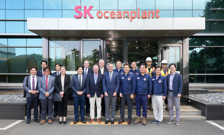 [고성(경남)=뉴시스] 신정철 기자=SK오션플랜트가 미 해군에 핵심전략자산을 공급하는 글로벌 방위산업 기업 제너럴다이내믹스(General Dynamics)와 전략적 협력을 위한 관계 구축에 나섰다고 21일 밝혔다. 사진은 경남 고성군 소재 SK오션플랜트 본사를 방문한 로버트 E. 스미스(Robert E. Smith) 제너럴다이내믹스 Marine System 부회장(사진 첫줄 왼쪽에서 6번째)과 박인식 DSEC 사업개발실장이 이승철 SK오션플랜트 대표이사(사진 첫줄 왼쪽에서 7번째) 등 회사 관계자들과 기념촬영을 하고 있다.(사진=SK오션플랜트 제공).2025.05.21. photo@newsis.com *재판매 및 DB 금지