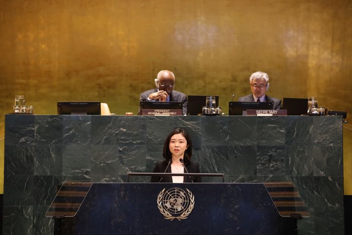 [서울=뉴시스]유엔총회에서 북한의 인권 침해·위반 문제 해결을 위한 고위급회의가 20일(현지시간) 처음으로 열렸다. 유엔총회에서 증언하는 탈북자 김은주씨. (사진=외교부 제공) 2025.05.21 *재판매 및 DB 금지
