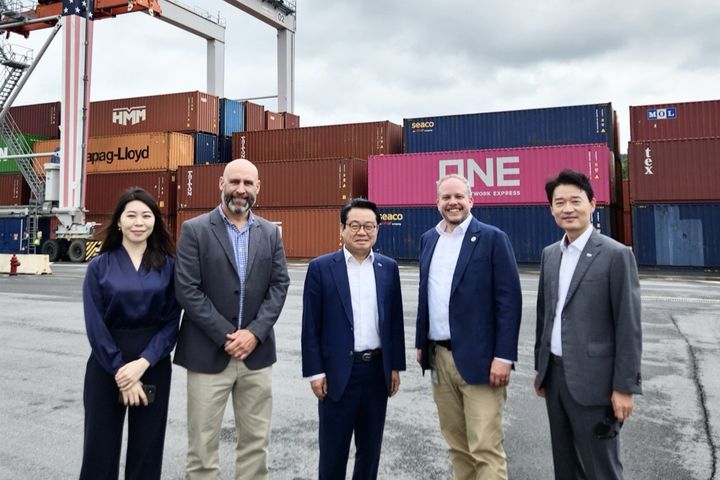[부산=뉴시스] 한국해앙진흥공사 안병길 사장(가운데)이 미국 조지아주 ARP(애팔래치안 지역 항만) 터미널에 방문해 조지아항만청과 담당자와 함께 기념촬영을 하고 있다. (사진=한국해앙진흥공사 제공) 2025.05.21. photo@newsis.com *재판매 및 DB 금지