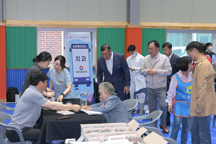 [공주=뉴시스] 왕진버스를 이용, 현장에서 진료를 보는 의료진과 시민.(사진=공주시 제공) 2025.05.21.photo@newsis.com. *재판매 및 DB 금지