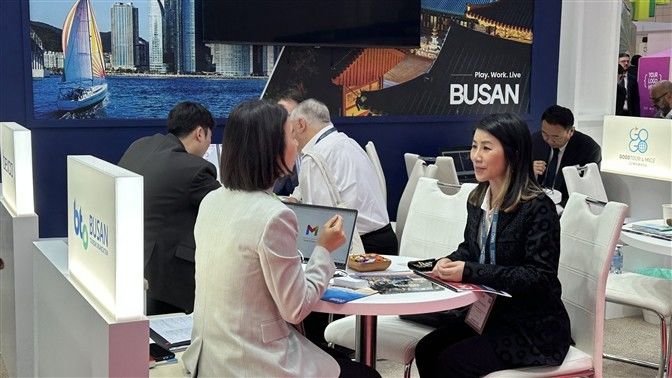 [부산=뉴시스] IMEX 전시회장 내 부산 홍보부스에서 비즈니스 미팅을 하고 있는 모습. (사진=부산관광공사 제공) 2025.05.20. photo@newsis.com *재판매 및 DB 금지
