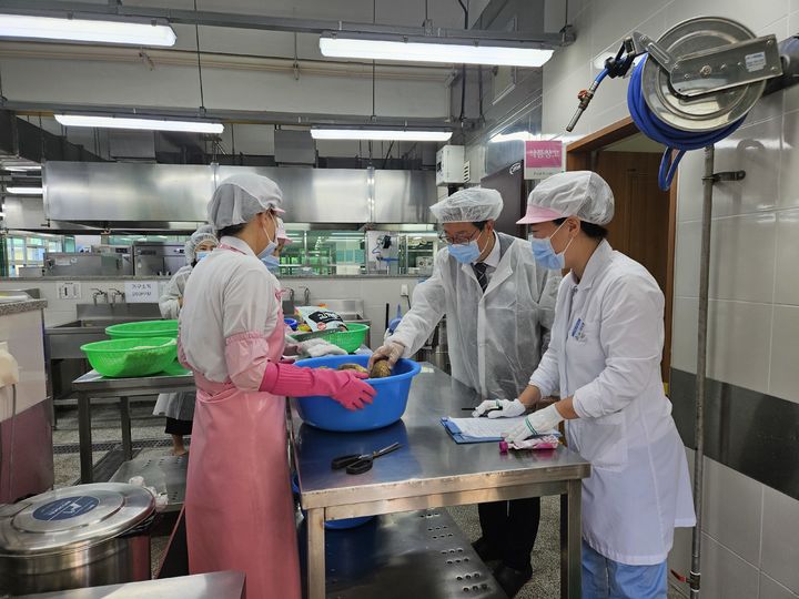 [대구=뉴시스]대구교육청 간부 공무원들 '학교급식 특별점검 나선다'(사진=대구교육청 제공) photo@newsis.com *재판매 및 DB 금지