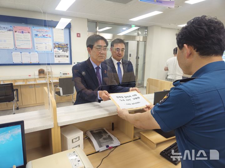 [제주=뉴시스] 박원철 더불어민주당 제주선대위 총괄선거대책본부장이 21일 오전 제주경찰청에서 민주당 사칭 노쇼 사기 고발장을 접수하고 있다. (사진=더불어민주당 제주선대위 제공) 2025.05.21. photo@newsis.com