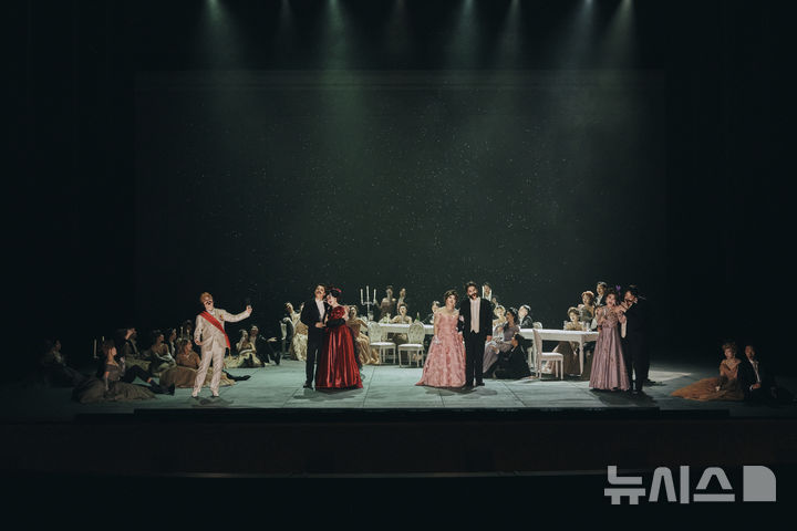 [서울=뉴시스] 2024 국립오페라단 청년교육단원 5, 6기 수료연주회 '박쥐' 중 한 장면. (사진=국립오페라단 제공) 2025.05.21. photo@newsis.com *재판매 및 DB 금지