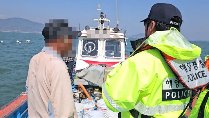 [인천=뉴시스] 인천해양경찰서 경찰관이 실뱀장어 불법조업을 단속하고 있는 모습. (사진=인천해양경찰서 제공) 2025.05.21. photo@newsis.com *재판매 및 DB 금지