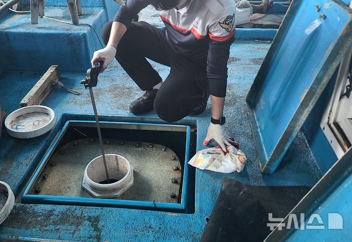 [제주=뉴시스] 제주해양경찰서 해양오염 취약선박 실태조사 자료사진. (사진=제주해양경찰서 제공) 2025.05.21. photo@newsis.com
