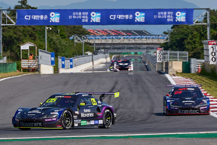 [서울=뉴시스] 전남 영암 코리아 인터내셔널 서킷(KIC)에서 펼쳐졌던 2024 오네 슈퍼레이스 챔피언십 3라운드. (사진=슈퍼레이스 제공) *재판매 및 DB 금지