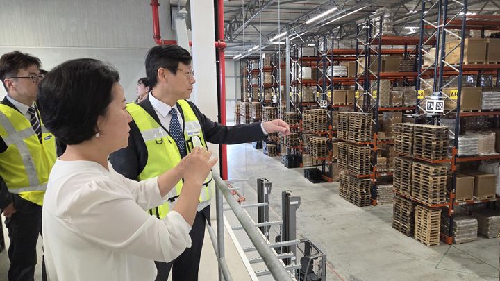 [부산=뉴시스] 유럽 관문항인 로테르담에서 운영되고 있는 부산항만공사 물류센터 현황을 송상근 사장이 점검하고 있다. (사진=부산항만공사 제공) 2025.05.21. photo@newsis.com *재판매 및 DB 금지