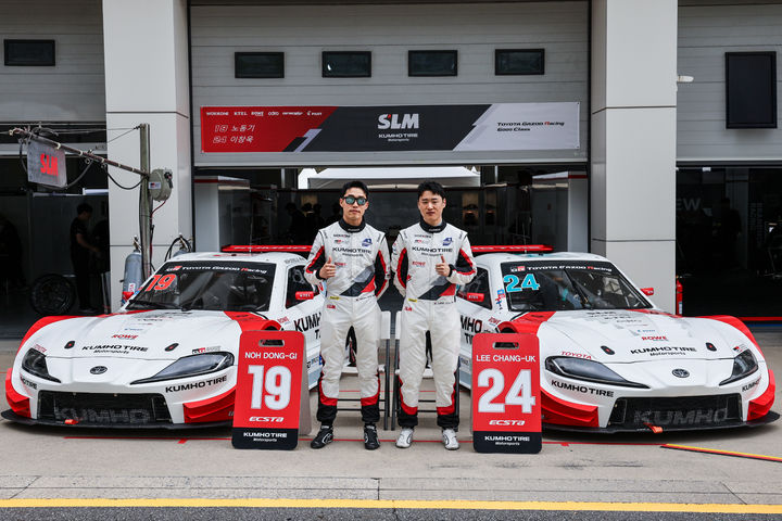 [서울=뉴시스] 2025 오너 슈퍼레이스 챔피언십 1라운드 토요타 가주 레이싱 6000 클래스 결승전에서 우승한 이창욱(오른쪽), 2위를 차지한 노동기. (사진=금호 SLM 제공) *재판매 및 DB 금지