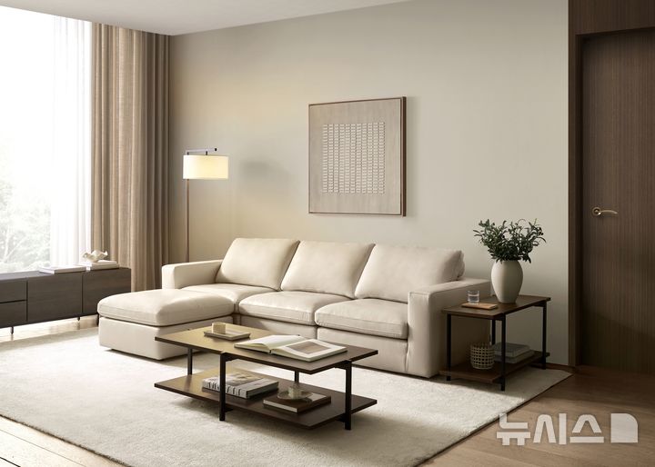 [서울=뉴시스] 까사미아 캄포 레더 쁘띠 소파. (사진= 신세계까사 제공)