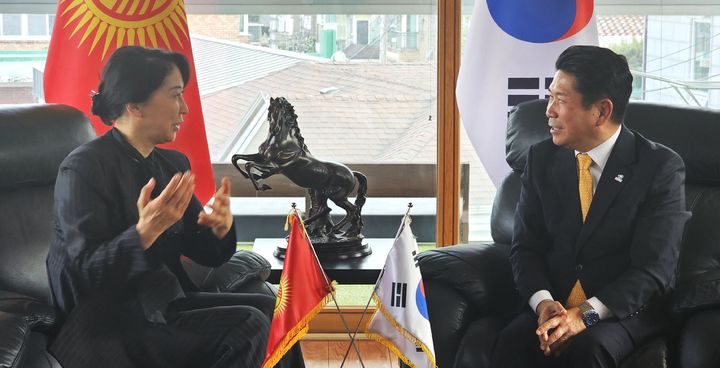 아이다 이스마일로바(왼쪽) 키르기스스탄 주한대사와 면담하는 김창규 제천시장 *재판매 및 DB 금지