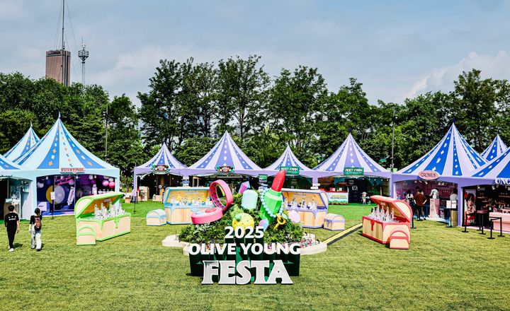 [서울=뉴시스]21일 올리브영은 오는 25일까지 5일간 서울 용산구 노들섬에서 국내 최대 규모의 체험형 '뷰티&헬스' 축제 '2025 올리브영 페스타'를 개최한다고 밝혔다.(사진=올리브영 제공) *재판매 및 DB 금지