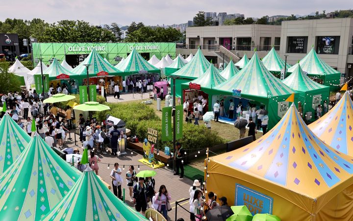 [서울=뉴시스]서울 노들섬에서 21일 열린올리브영 페스타를 즐기는 관관객들의 모습(사진=올리브영 제공) *재판매 및 DB 금지