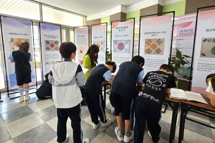 [대구=뉴시스] 대구시 달서구는 미래세대의 역사 인식을 높이고 보훈문화를 확산하기 위한 '나라사랑 역사 순회전시회'를 개최한다. (사진=대구시 달서구 제공) 2025.05.21. photo@newsis.com *재판매 및 DB 금지