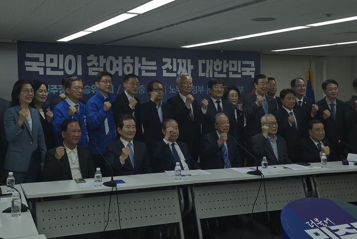 [서울=뉴시스] 김대중·노무현·문재인 전 대통령 당시 활동한 민주 정부 원로들이 21일 이재명 더불어민주당 대선 후보를 지지한다고 밝혔다. (사진=민주정부계승위원회 제공) 2025.05.21. photo@newsis.com *재판매 및 DB 금지