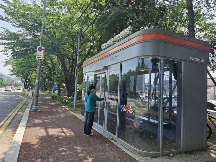 [밀양=뉴시스] 밀양시청 앞 밀성제일고 방면에 위치한 스마트 복합쉼터 자동문 점검을 하고 있다. (사진=밀양시 제공) 2025.05.21. photo@newsis.com *재판매 및 DB 금지