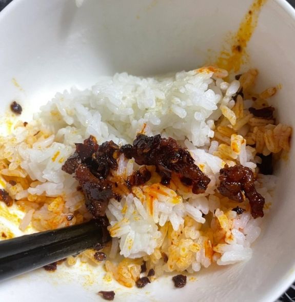 [서울=뉴시스]중국의 한 중학교에서 학생 급식과 교직원 식사의 극심한 격차가 드러나 사회적 논란이 커지고 있다.(사진=BAIDU 갈무리) *재판매 및 DB 금지