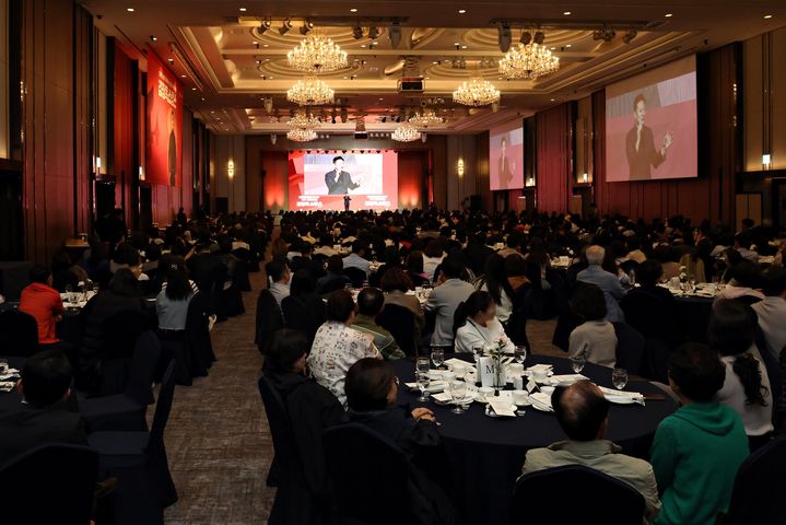 [서울=뉴시스] 롯데홈쇼핑 역시 지난달 개최한 '롯쇼페(롯데홈 쇼핑 페스타)'에서 강사 김창옥과 함께한 '김창옥쇼' 초청 이벤트를 마련했다. (사진=롯데홈쇼핑 제공) *재판매 및 DB 금지