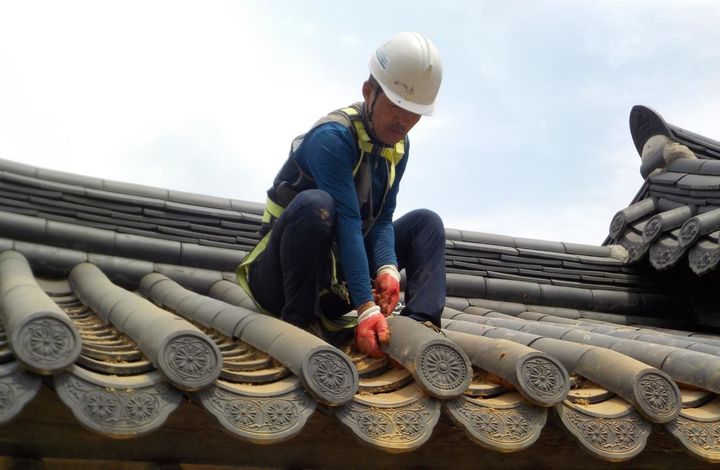 [진주=뉴시스]경상문화유산돌봄협회, 국가유산수리기능자 자격시험 6명 합격.(사진=문화유산돌보봄협회 제공).2025.05.21.photo@newsis.com *재판매 및 DB 금지