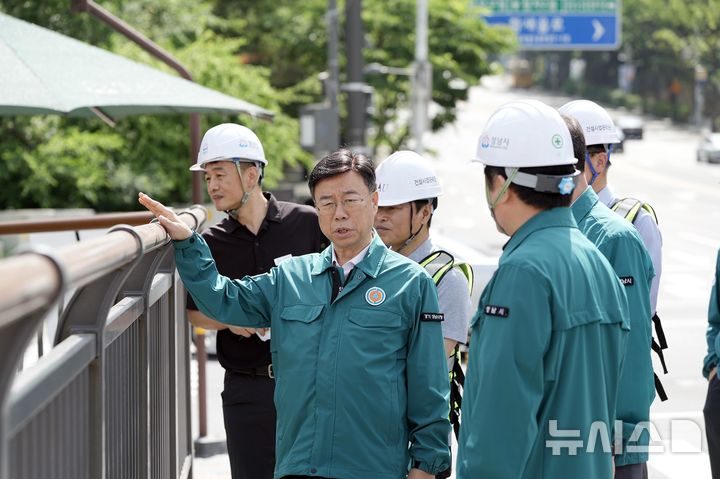 [성남=뉴시스] 신상진 성남시장이 21일 탄천 교량 복구 공사 현장에서 점검을 벌이고 있다 (사진=성남시 제공) 2025.05.21.photo@newsis.com
