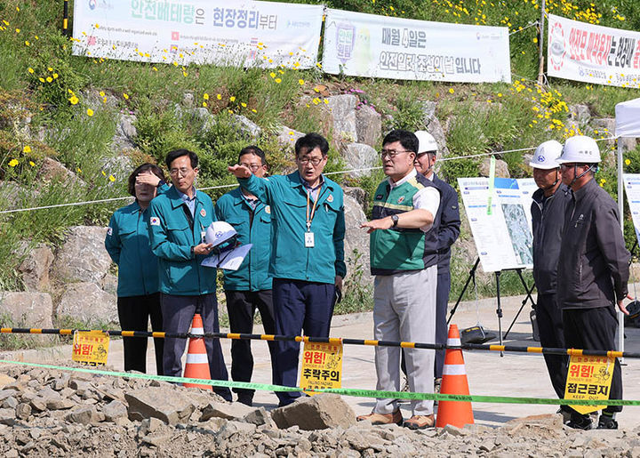 삼척시는 지난 20일 여름철 자연재난에 선제적으로 대응하기 위해 인명피해 우려지역과 배수펌프장에 대한 현장점검을 실시하고 있다.(사진=삼척시 제공) *재판매 및 DB 금지