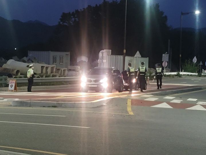 [예산=뉴시스] 충남 금산에서 음주 단속중인 충남경찰. (사진=충남경찰청 제공) 2025.5.21 photo@newsis.com *재판매 및 DB 금지