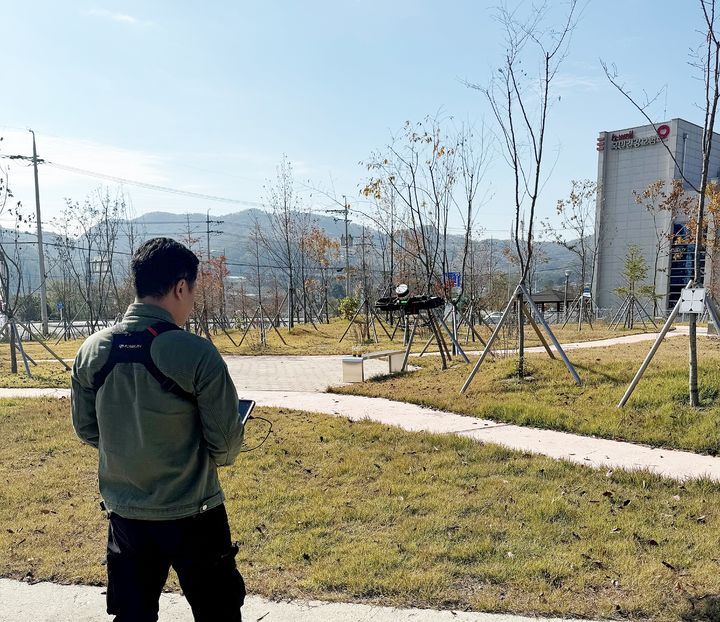 [대전=뉴시스] 한국수목원정원관리원 관계자가 국민대와 공동으로 개발한 드론 라이다(LiDAR)를 활용해 정원과 도시숲의 탄소흡수량을 측정하고 있다.(사진=한국수목원정원관리원 제공) *재판매 및 DB 금지