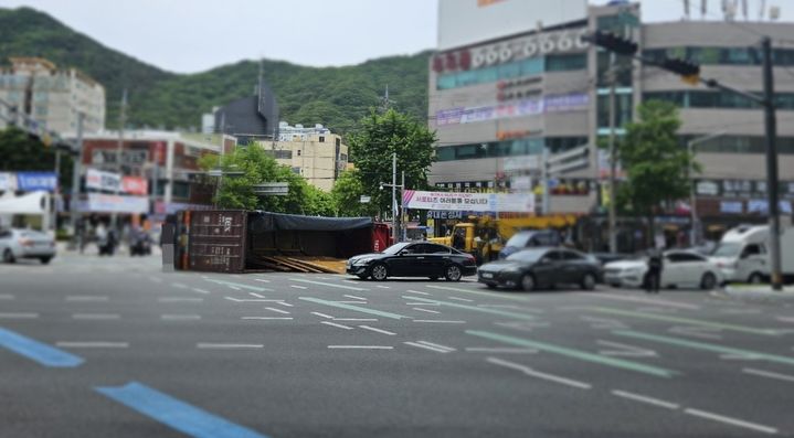 [부산=뉴시스] 21일 오전 부산 사상구의 한 교차로에서 트레일러 차량이 전도되는 사고가 발생했다. (사진=부산경찰청 제공) 2025.05.21. photo@newsis.com *재판매 및 DB 금지
