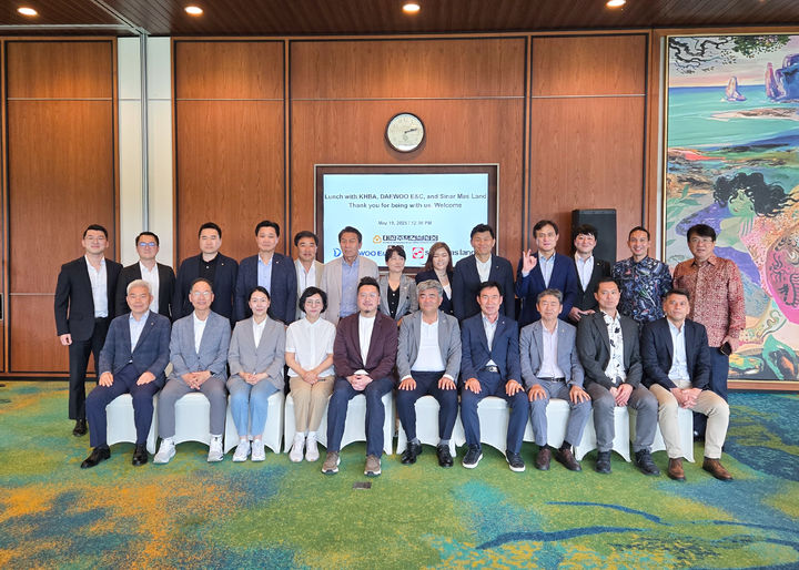 정원주 회장(사진 앞줄 오른쪽 다섯번째), 마이클 위자야 시나르마스 랜드 사장(왼쪽 다섯번째). (사진=대한주택건설협회 제공) *재판매 및 DB 금지