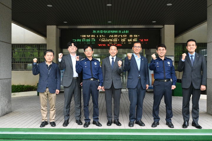 [수원=뉴시스] 경기중앙지방변호사회가 전날 수원구치소를 방문해 교화 지원금을 기부했다. (사진=경기중앙지방변호사회 제공) 2025.05.21. photo@newsis.com *재판매 및 DB 금지