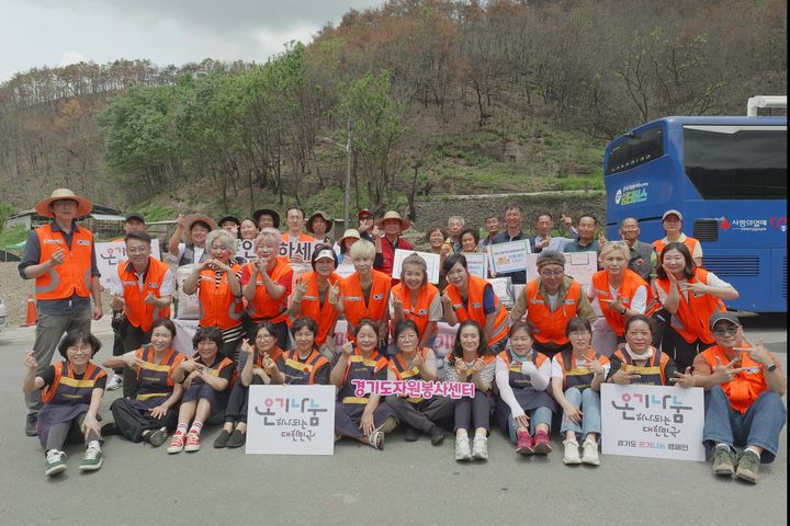 [수원=뉴시스] 경기도-시군센터와 자원봉사자 80여 명이 안동 산불피해 마을을 재방문해 봉사활동을 펼쳤다. (사진=경기도 제공) 2025.05.21. photo@newsis.com *재판매 및 DB 금지