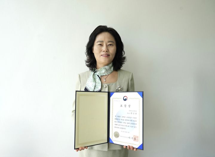 [울산=뉴시스] 구미현 기자 =춘해보건대학교는 안경광학과 한선희 교수가 제44회 스승의 날을 맞아 교육부 장관 표창을 수상했다고 밝혔다. (사진=춘해보건대 제공) 2025.05.21. photo@newsis.com *재판매 및 DB 금지