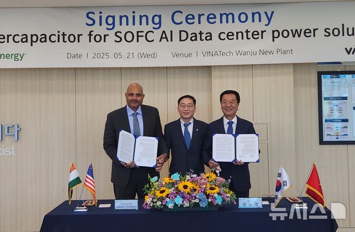 [전주=뉴시스] 21일 전북 소재 비나텍㈜이 미국 블룸에너지(Bloom Energy)와 AI 데이터센터용 슈퍼커패시터 공급계약을 체결하고 있다. *재판매 및 DB 금지