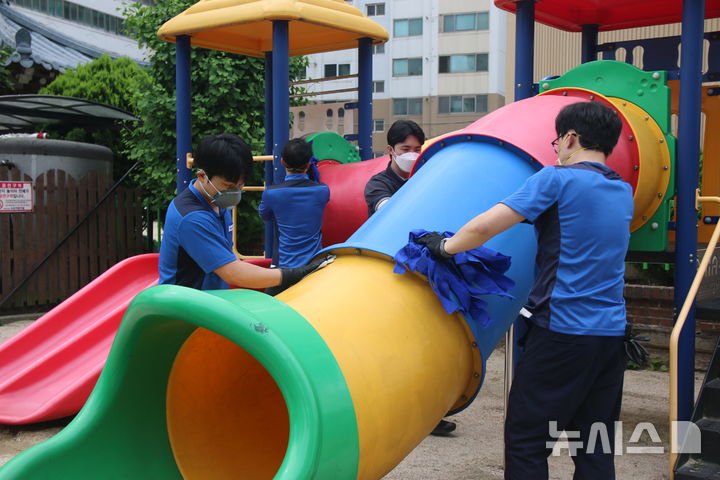 [광주=뉴시스] 금호타이어는 자원봉사단을 구성해 23일까지 인근 아파트 등을 찾아 청소 봉사활동을 실시한다고 21일 밝혔다. (사진=금호타이어 제공) 2025.05.21. photo@newsis.com 