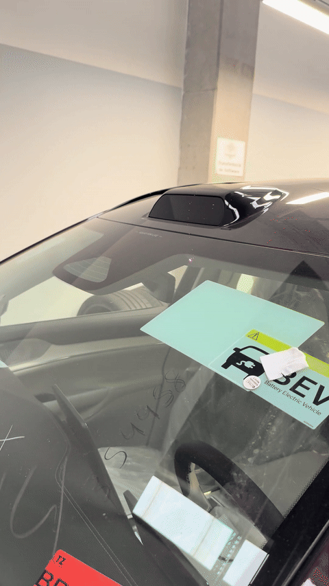 [서울=뉴시스] 라이다가 탑재된 볼보 EX90 루프 라인을 촬영하자 이미지 센서가 손상을 입는 모습. (출처=레딧 갈무리) photo@newsis.com *재판매 및 DB 금지 *재판매 및 DB 금지 *재판매 및 DB 금지