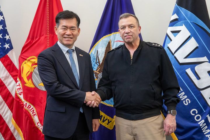 [서울=뉴시스] 석종건 방위사업청장이 제임스 다우니 해상체계사령부(NAVSEA) 사령관과 만난 모습. (사진=방사청 제공) 2025.05.21. *재판매 및 DB 금지