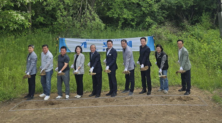 지난 20일 양평군 양강섬 인근에서 열린 적석총 정밀발굴조사 개토제에서 전진선 양평군수 등 내빈들이 안전한 발굴을 기원하며 시삽을 하고 있다. (사진=양평군 제공) photo@newsis.com *재판매 및 DB 금지