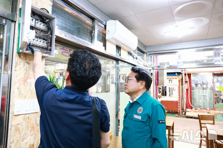 [울진=뉴시스] 안병철 기자 = 지난 21일 손병복 경북 울진군수가 울진바지게시장을 찾아 '집중안전점검'을 하고 있다.(사진=울진군 제공) 2025.05.21. photo@newsis.com