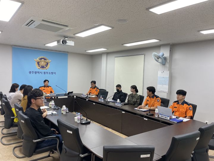 [광주=뉴시스] 지난 20일 광주 동부소방서 소회의실에서 7개 긴급구조 지원기관이 참여해 기관합동 도상훈련을 실시하고 있다. (사진=광주 동부소방서 제공) 2025.05.21. photo@newsis.com *재판매 및 DB 금지