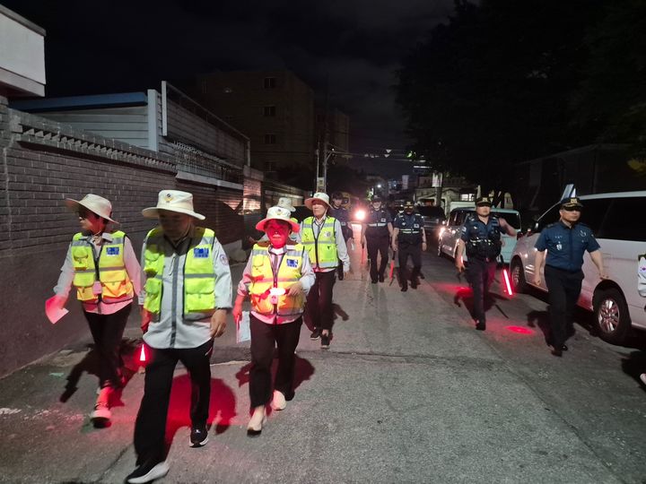 [광주=뉴시스] 지난 20일 오후 광주 북부경찰서 두암지구대와 두암 1·3동 자율방범대 등 관계자들이 범죄 취약지역을 도는 야간 순찰 활동을 하고 있다. (사진=광주 북부경찰서 제공) 2025.05.21. photo@newsis.com *재판매 및 DB 금지