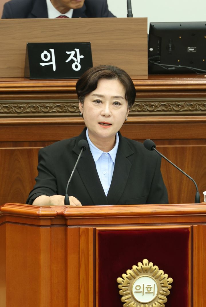 [창원=뉴시스] 강경국 기자 = 김묘정 경남 창원시의원이 21일 열린 제143회 임시회 제2차 본회의에서 5분 자유발언을 하고 있다. (사진=창원시의회 제공). 2025.05.21. photo@newsis.com *재판매 및 DB 금지