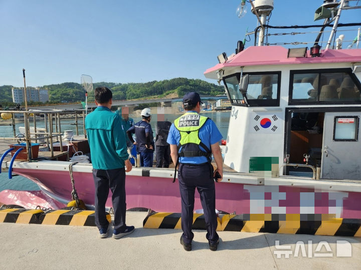 [울진=뉴시스] 안병철 기자 = 지난 21일 경북 울진해양경찰서는 유관기관과 함께 낚시어선을 대상으로 집중안전점검을 실시했다.(사진=울진해양경찰서 제공) 2025.05.21. photo@newsis.com