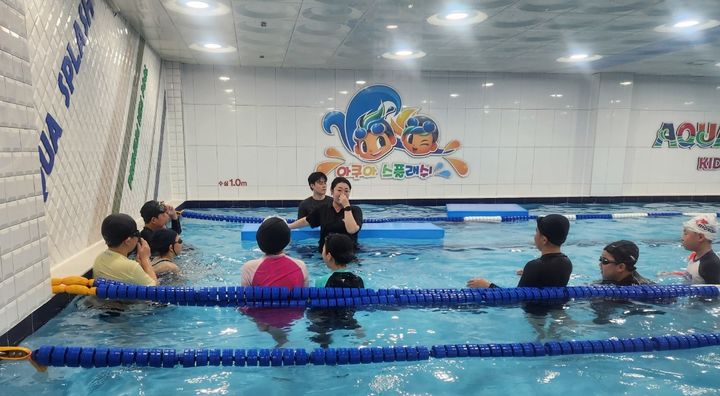 [목포=뉴시스] 목포영산초등학교 '생활수영 실기 교육'. (사진=전남교육청 제공) 2025.05.21. photo@newsis.com *재판매 및 DB 금지