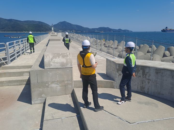 [부산=뉴시스] 항만 시설에 대한 집중 안전점검이 진행되고 있다. (사진=부산지방해양수산청 제공) 2025.05.21. photo@newsis.com *재판매 및 DB 금지