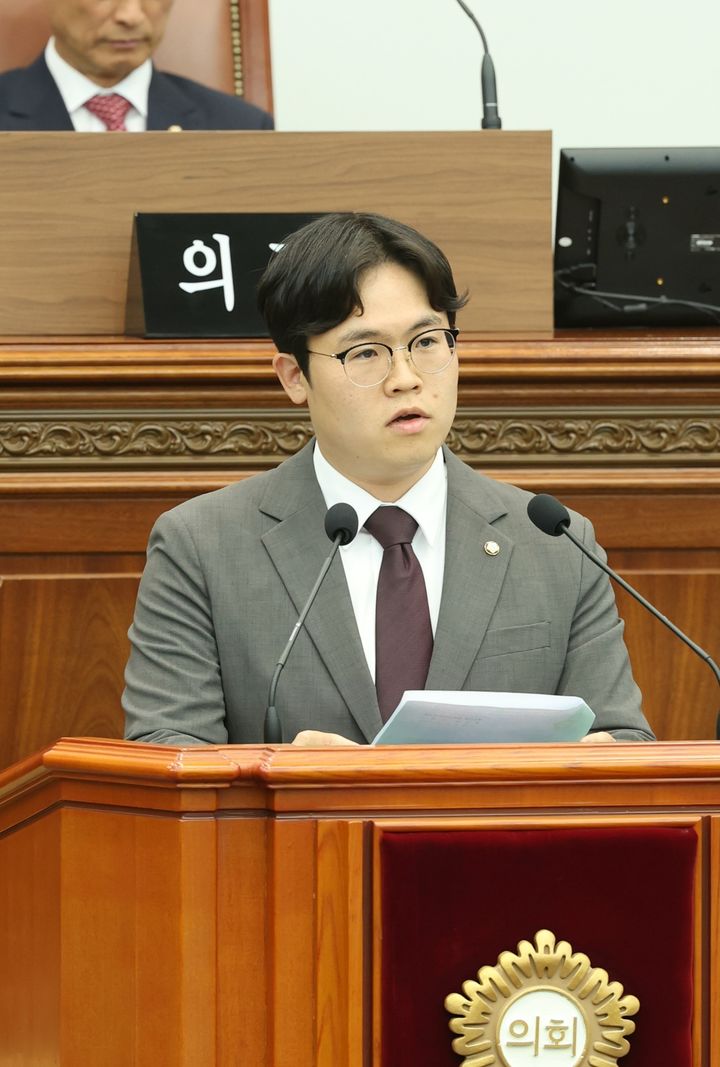 [창원=뉴시스] 강경국 기자 = 진형익 경남 창원시의원이 21일 열린 제143회 임시회 제2차 본회의에서 5분 자유발언을 하고 있다. (사진=창원시의회 제공). 2025.05.21. photo@newsis.com *재판매 및 DB 금지