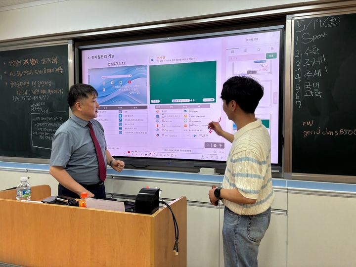 [광주=뉴시스] 광주교육청이 일선 학교 3곳을 대상으로 최근 진행한 전자칠판 사용 활성화를 위한 교원 연수 장면. (사진=광주교육청 제공) 2025.05.21. photo@newsis.com *재판매 및 DB 금지